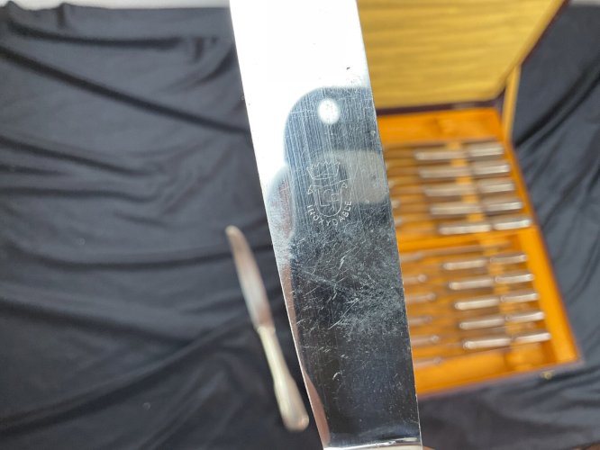 11 COUTEAUX à viande et 12 couteaux à dessert EN MÉTAL ARGENTÉ