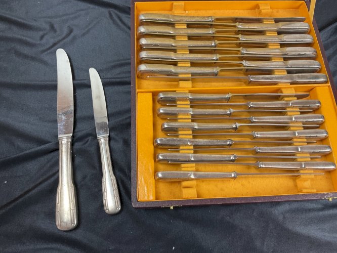11 COUTEAUX à viande et 12 couteaux à dessert EN MÉTAL ARGENTÉ