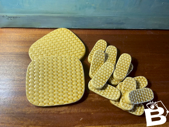 11 Porte-couteaux et dessous de plat en céramique vintage