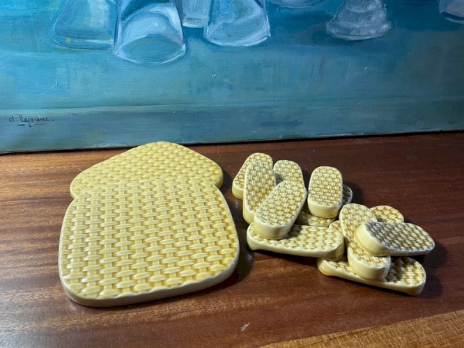 11 Porte-couteaux et dessous de plat en céramique vintage