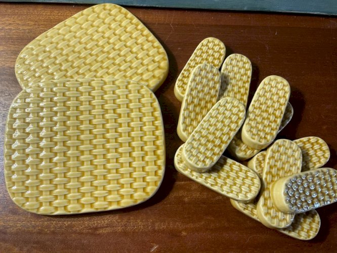 11 Porte-couteaux et dessous de plat en céramique vintage