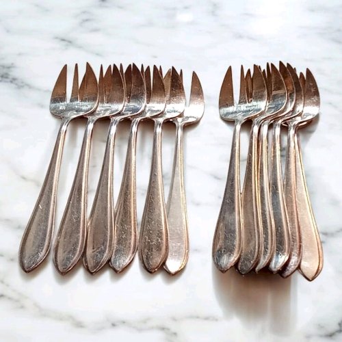 12 Anciennes petites fourchettes couverts huîtres Orfèvre Ercuis Métal Argenté