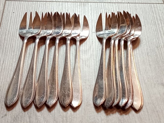 12 Anciennes petites fourchettes couverts huîtres Orfèvre Ercuis Métal Argenté