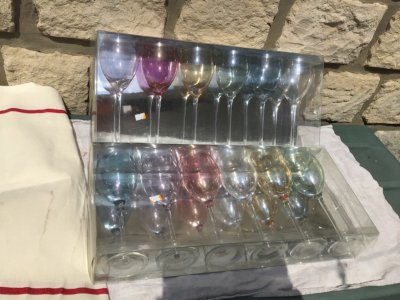 12 ANCIENS VERRES À PIED VERRES À VIN COULEURS DIFFÉRENTES  VINTAGE ht 22cm