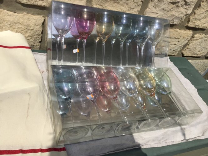 12 ANCIENS VERRES À PIED VERRES À VIN COULEURS DIFFÉRENTES  VINTAGE ht 22cm