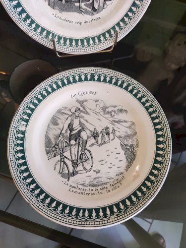 12 assiettes en faïence de Sarguemine sujet Sport