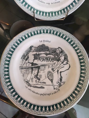 12 assiettes en faïence de Sarguemine sujet Sport