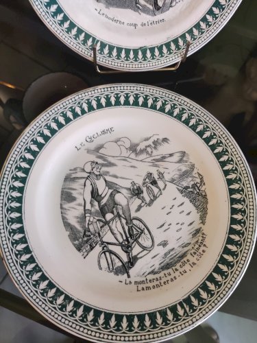 12 assiettes en faïence de Sarguemine sujet Sport