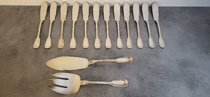 12 COUTEAUX A POISSON + 2 COUVERTS DE SERVICE EN METAL ARGENTE