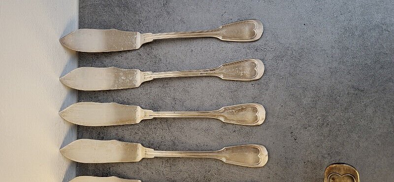 12 COUTEAUX A POISSON + 2 COUVERTS DE SERVICE EN METAL ARGENTE