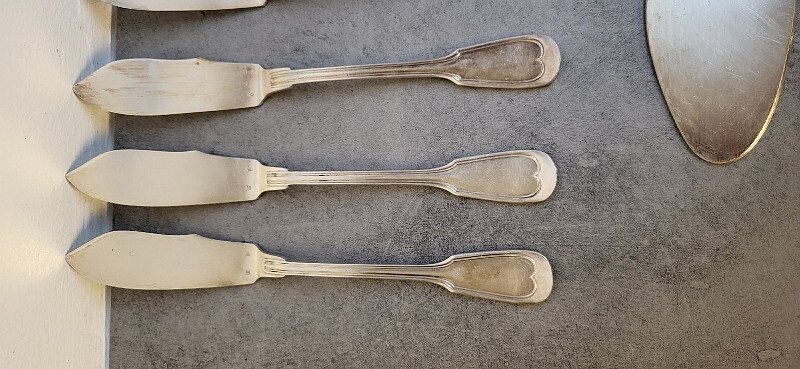12 COUTEAUX A POISSON + 2 COUVERTS DE SERVICE EN METAL ARGENTE