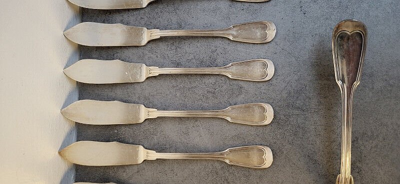 12 COUTEAUX A POISSON + 2 COUVERTS DE SERVICE EN METAL ARGENTE