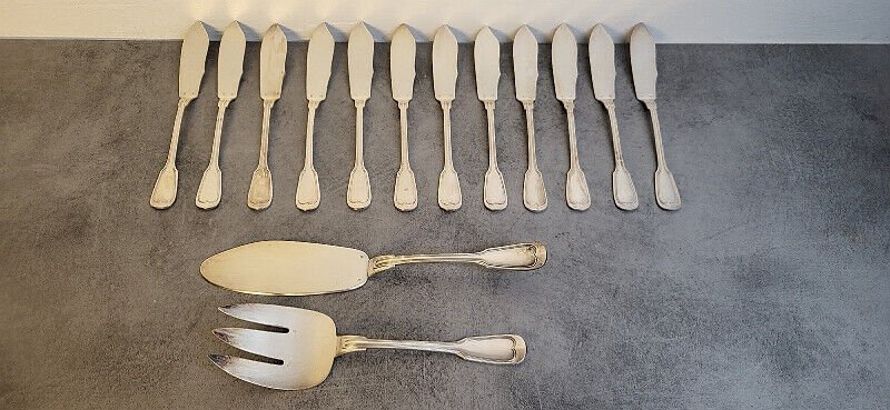 12 COUTEAUX A POISSON + 2 COUVERTS DE SERVICE EN METAL ARGENTE