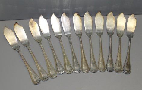 12 WHITE METAL FISH KNIVES ANTIQUE TABLE ART COLLECTION D