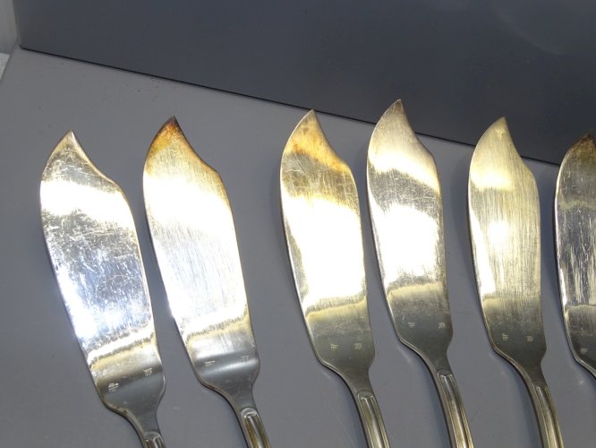 - 12 COUTEAUX A POISSON METAL BLANC ANCIENS ART DE LA TABLE COLLECTION   D