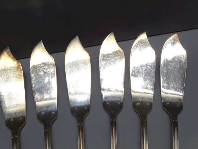 - 12 COUTEAUX A POISSON METAL BLANC ANCIENS ART DE LA TABLE COLLECTION   D