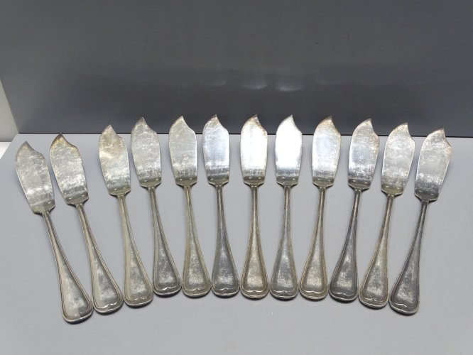 - 12 COUTEAUX A POISSON METAL BLANC ANCIENS ART DE LA TABLE COLLECTION   D