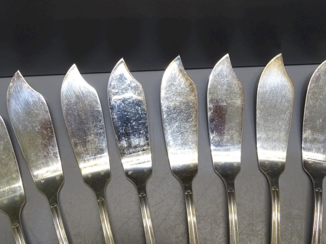 - 12 COUTEAUX A POISSON METAL BLANC ANCIENS ART DE LA TABLE COLLECTION   D
