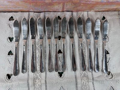 12 couteaux à poissons Christofle métal argenté monogrammé 19,5 cm France
