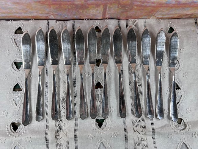 12 couteaux à poissons Christofle métal argenté monogrammé 19,5 cm France