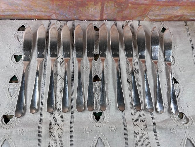 12 couteaux à poissons Christofle métal argenté monogrammé 19,5 cm France
