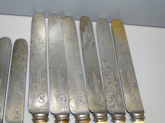 -12 COUTEAUX ANCIENS HARRISON BROS & MOWSON CUTLERS TO HER MAJESTY BAKELITE    D