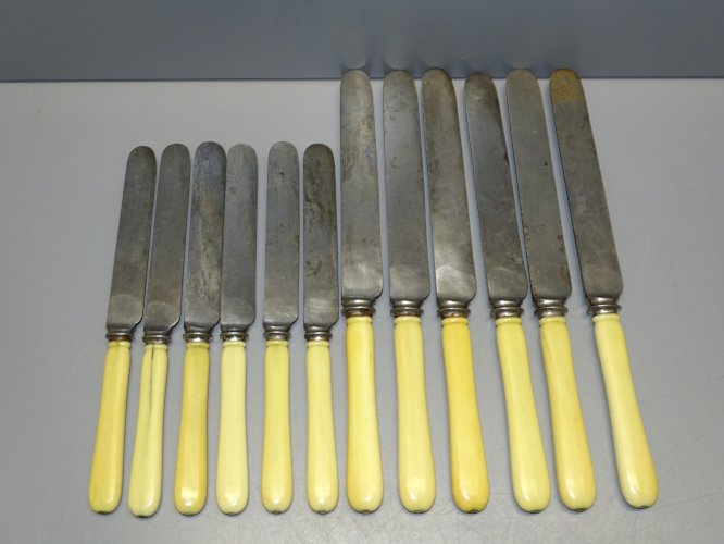 -12 COUTEAUX ANCIENS HARRISON BROS & MOWSON CUTLERS TO HER MAJESTY BAKELITE    D