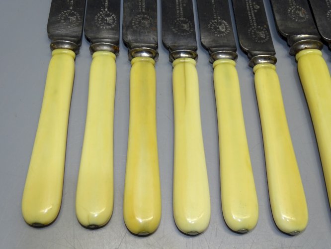 -12 COUTEAUX ANCIENS HARRISON BROS & MOWSON CUTLERS TO HER MAJESTY BAKELITE    D