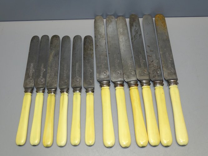 -12 COUTEAUX ANCIENS HARRISON BROS & MOWSON CUTLERS TO HER MAJESTY BAKELITE    D