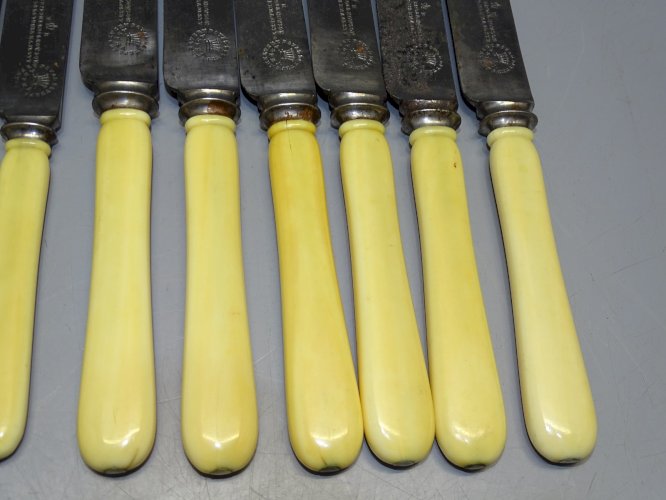 -12 COUTEAUX ANCIENS HARRISON BROS & MOWSON CUTLERS TO HER MAJESTY BAKELITE    D