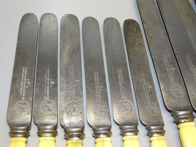 -12 COUTEAUX ANCIENS HARRISON BROS & MOWSON CUTLERS TO HER MAJESTY BAKELITE    D