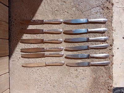 12 couteaux art déco en métal argenté et lame inox