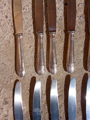 12 couteaux art déco en métal argenté et lame inox