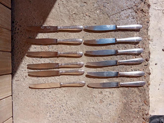 12 couteaux art déco en métal argenté et lame inox