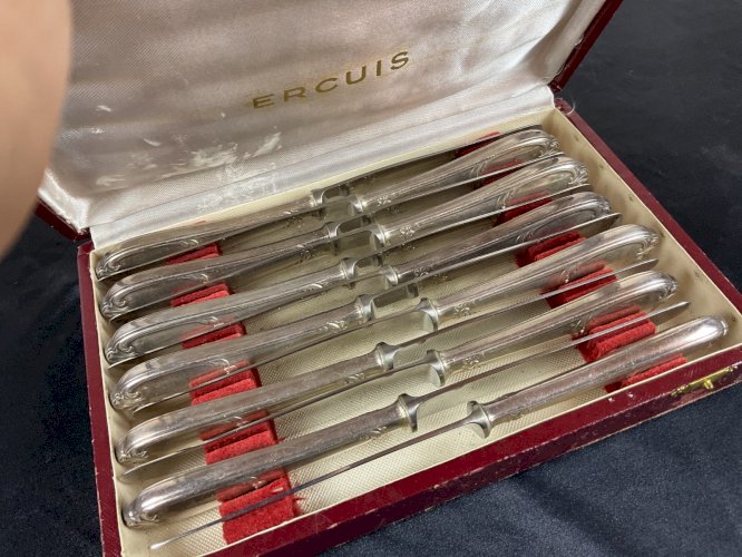 12 couteaux ERCUIS modèle POMPADOUR métal argenté couvert ménagère .