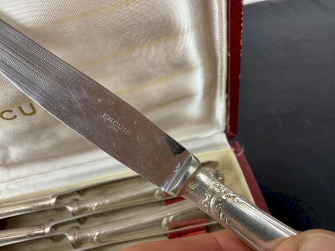 12 couteaux ERCUIS modèle POMPADOUR métal argenté couvert ménagère .