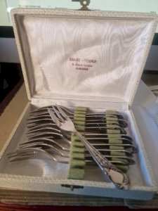 12 FOURCHETTES A DESSERT EN INOX -TBE