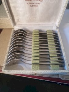 12 FOURCHETTES A DESSERT EN INOX -TBE