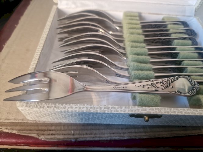 12 FOURCHETTES A DESSERT EN INOX -TBE