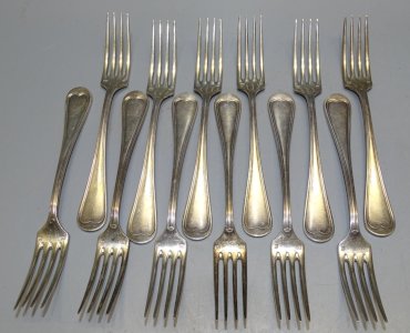 - 12 dessert or fish forks in silver-plated metal table decoration D