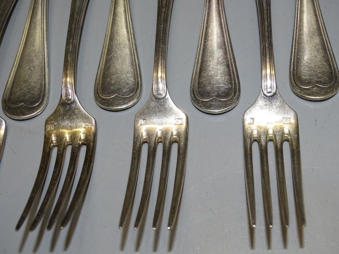 -12 FOURCHETTES à ENTREMETS ou POISSON en METAL Argenté déco TABLE    D