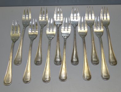 - 12 DESSERT FORKS or FISH FORKS in WHITE METAL table decoration D