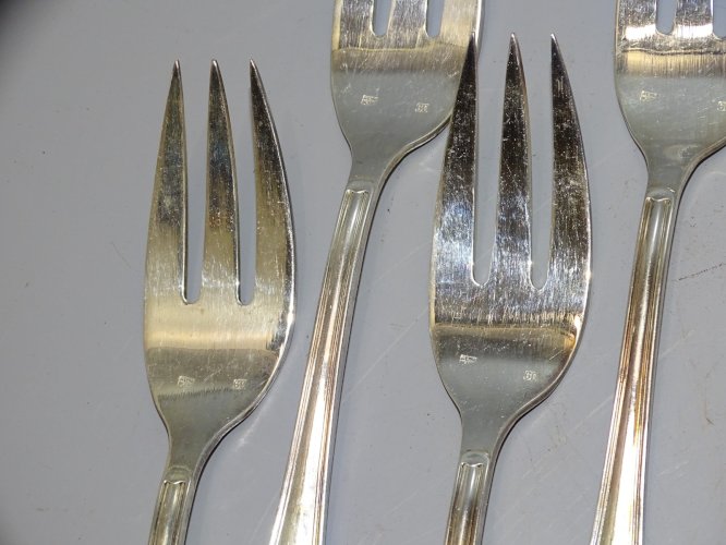 -12 FOURCHETTES à ENTREMETS ou POISSON en METAL BLANC déco TABLE    D