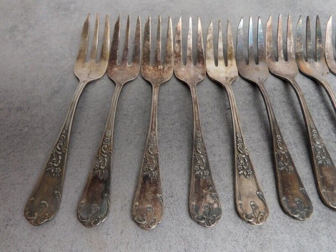 12 FOURCHETTES A HORS D'OEUVRE EN METAL ARGENTE