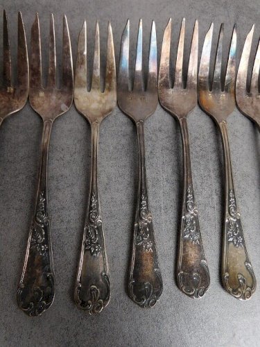 12 FOURCHETTES A HORS D'OEUVRE EN METAL ARGENTE