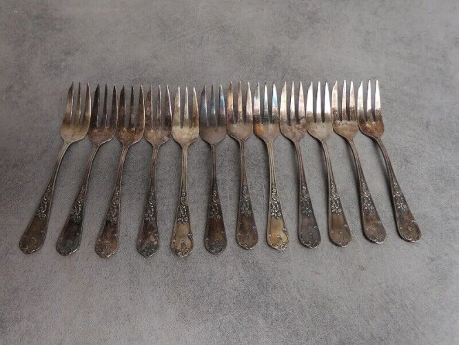 12 FOURCHETTES A HORS D'OEUVRE EN METAL ARGENTE