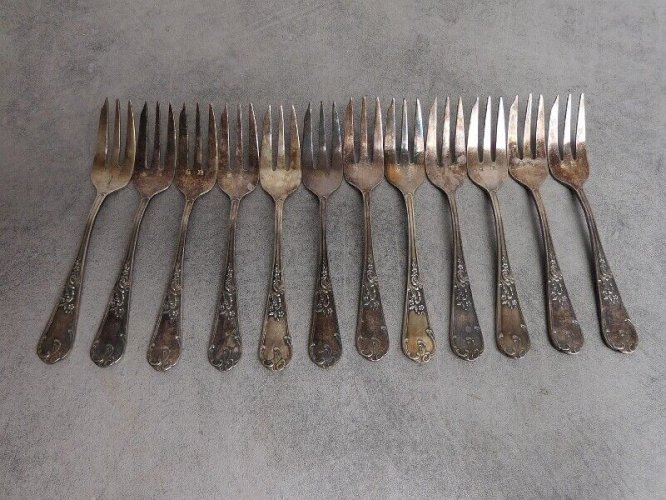 12 FOURCHETTES A HORS D'OEUVRE EN METAL ARGENTE