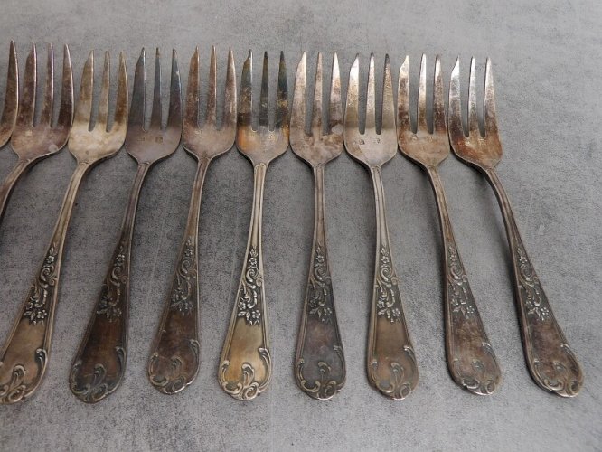 12 FOURCHETTES A HORS D'OEUVRE EN METAL ARGENTE