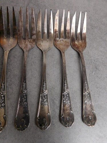 12 FOURCHETTES A HORS D'OEUVRE EN METAL ARGENTE