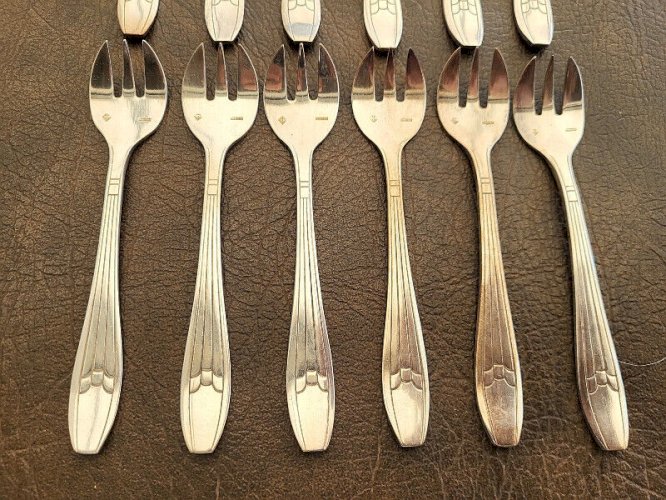 12 FOURCHETTES A HUITRES ARGENTAL EN METAL ARGENTE ART DECO